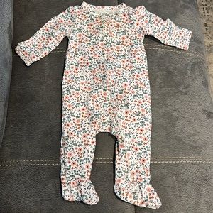 Gerber white baby girl long sleeve onesie bodysuit w/ flowers 3-6months. Zip up